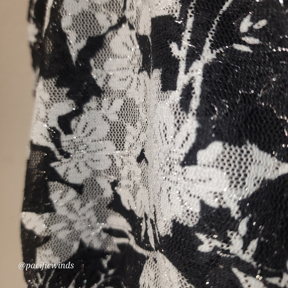 LACE OVERLAY INC INTERNATIONAL TOP WITH SPARKLE THREAD ACCENT SIZE XS - … c - Picture 3 of 8